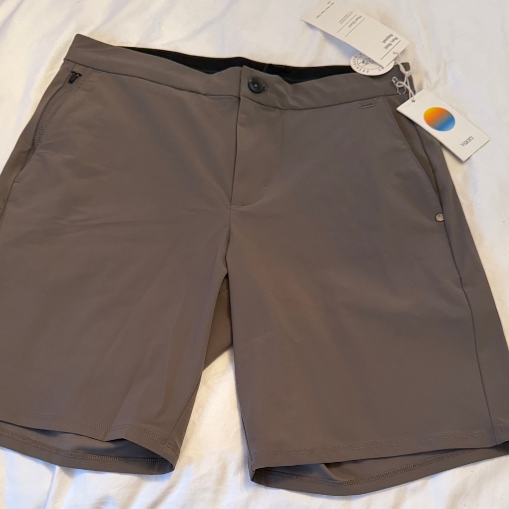 NWT  Vuori Men's Hybrid Stretch Shorts in Taupe - Performance Everyday